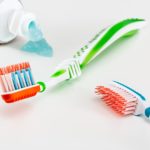 歯磨き後の歯ブラシはどうしていますか？～その対策、逆効果かも・・・～